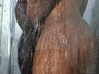 Take a bath with your boyfriend t strengthens your love.