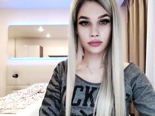  Perfect Shemale Cums on Webcam