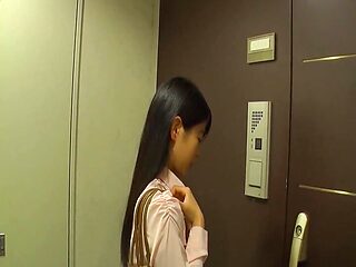 A married woman who is threatened and falls by seeing an affair site by an unemployed brother -in -law.