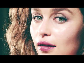 VIDAGE DE COUILLES EN REGLE SUR EMILIA CLARKE