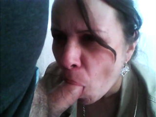 Elle suce avant d'aller au resto