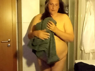 Everyday look out - Eva shows off her natural Rubens figure in the bathroom