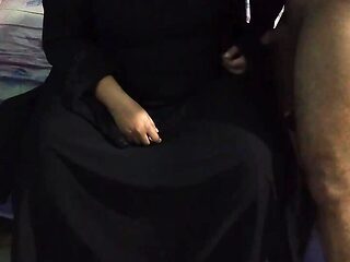 Saudi arab mein burqa aur Hijab pahanane vala muslim Sexy saas ko damad ne bistar par choda, jabaki patne ghar par nahin the