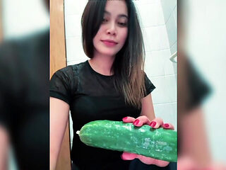 Kheera Ko apni Nangi chut me dalne ki taiyari krti hui Sexy horny indian ladki video