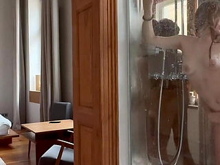 She Didn't Mind to Join Them! - Amateur Group Fuck