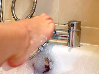 Bathtime with a Giantess