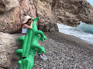 Relaxing Sound of Waves with Crocodile Bouncing and Inflating