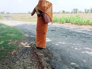 Village Bhabhi Ourdoor Sex Video in India