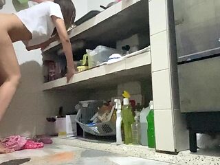 Amateur GF gets fucked in the kitchen