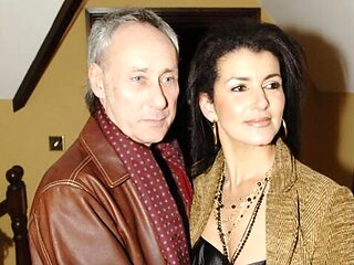 Good girlfriend Georgina Smith screwed by two huge dicks