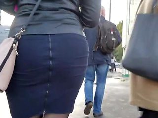 Fatty girl s ass go to the bus