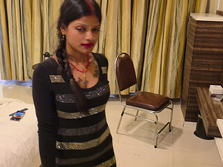 Indian desi Bhabhi ko akela dekh ke dewar bhabhi ko pel diya