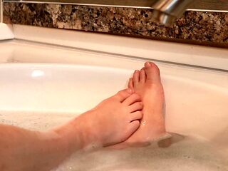 Chubby MILF shows off her sexy feet in the bathtub