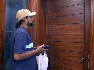 Delivery boy get unexpected bonus from girl costomer