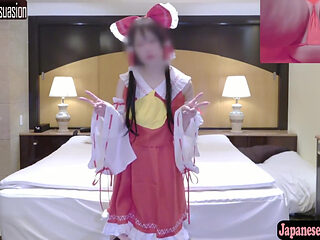 Slender Downer Style Apparel Girl Cosplayer Shows Her Quiet Charm as a Reimu Shrine Maiden Again 2