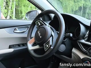 Amateur couple gets naughty in the car
