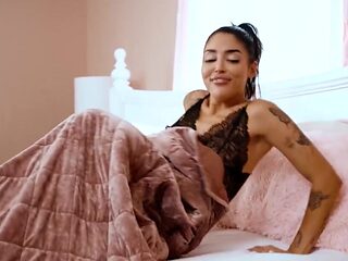 Squirting stepmother is going to give her the tongue