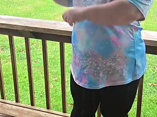 Big-assed MILF performs a sultry striptease in public