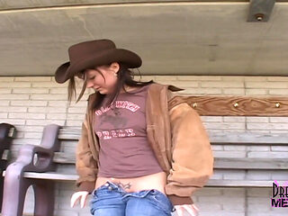Country girl gets naked in Iowa