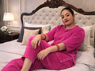 The Neighbor Saw the Sister-in-law Coming Out After Taking a Bath and Left Her Inside the House