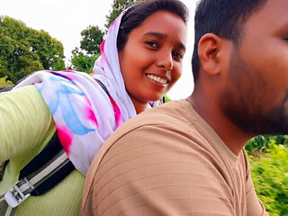 Desi Bhabhi College Girl Outdoor Sex - Permi Pooja Hot Boobs Sucking in Public Jungle