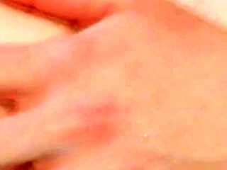 Brunette Babe Fingers Herself to Ecstasy in the Bath