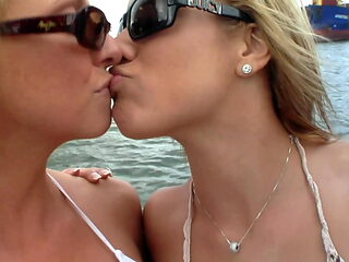 Bikini Girls Crazy Party