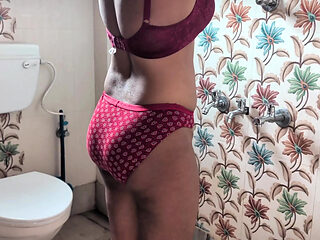 Watching around an Indian Bhabhi while taking bath and fingering