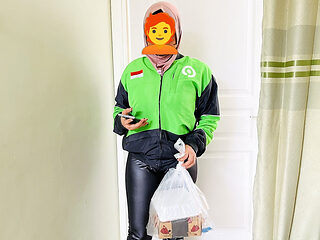 An Innocent Girl Courier Gets Pranked by a Lewd Guy