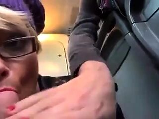 Deutsche Amateure geben Gruppen-Blowjob im Bus