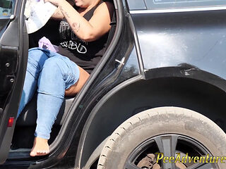 Pipi in her jeans while doing her fitness